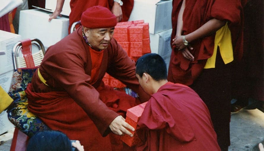 Tarthang Tulku donne des livres 